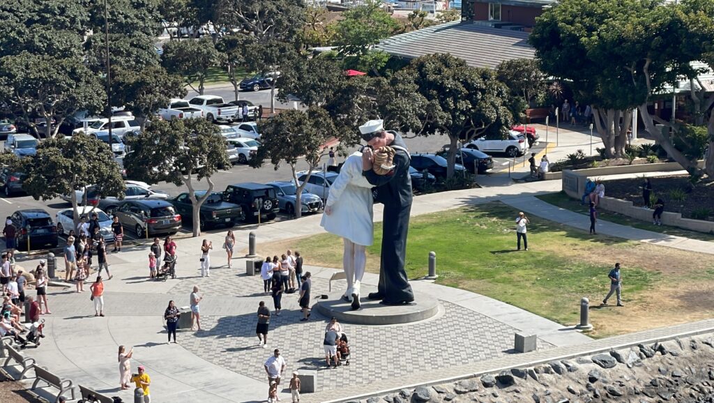 USS Midway中途島號親吻水手